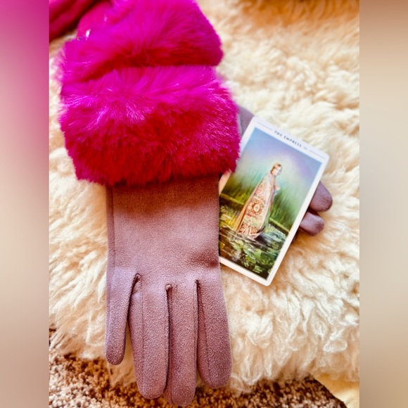 Powder Designs UK Bettina Lilac & Fuchsia Gloves Faux Fur - Picture 5 of 10